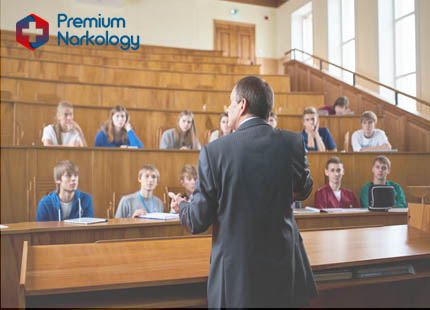 Профилактика энцефалопатии Группа людей слушают лекцию