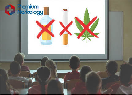 Профилактика зависимостей Студенты в аудитории смотрят фильм