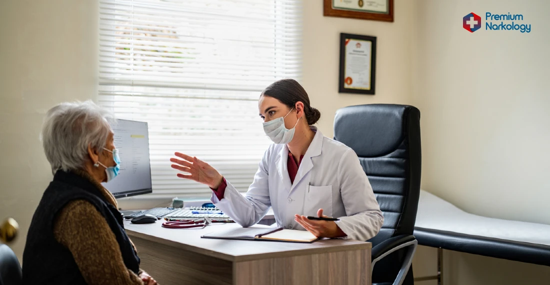 Врач консультирует клиента